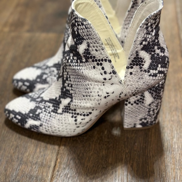 Size 9 snake skin Steve Madden ankle booties. So cute tk dress up your outfit ❤️ - Picture 2 of 5